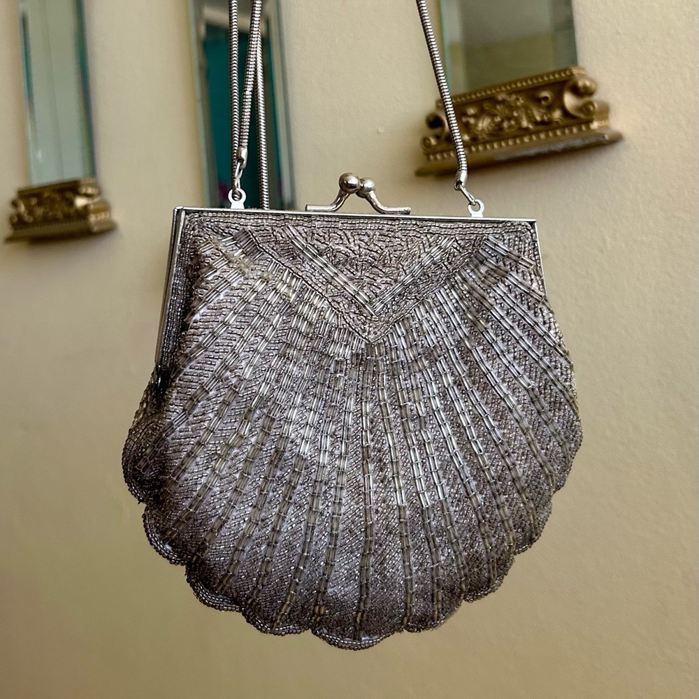 Vintage Valerie Stevens Silver Shell Kisslock Clutch – Scalloped Evening Bag